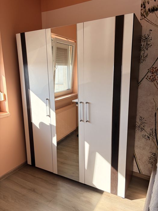 Dulap haine cu oglindă, 3 uși, stare foarte bună