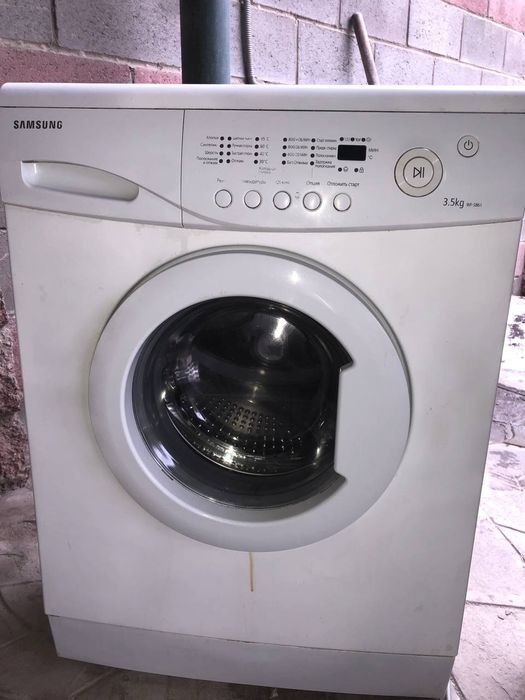 Холодильник продаётся вместе со стиральной машиной.