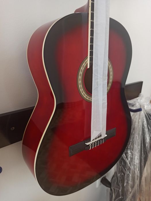 Классическая гитара с чехлом