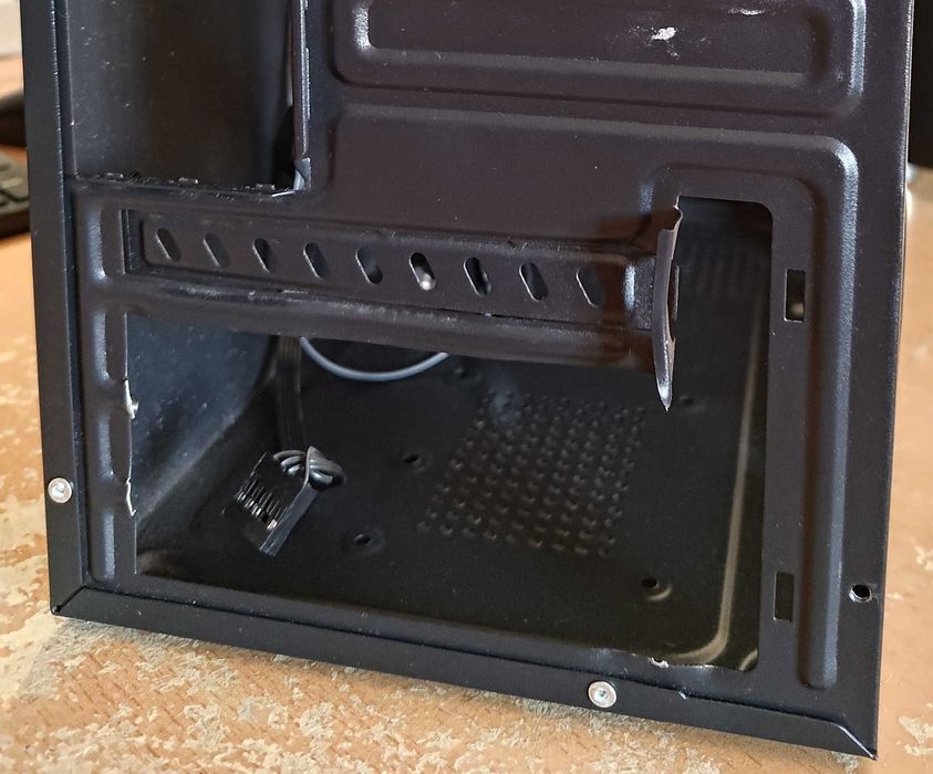 Carcasa PC mATX cu 1 ventilator