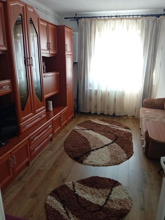 Închiriez garsoniera Tractorul