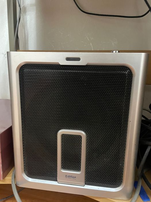 Компьютерный стол, системный блок, монитор, звуковая система, принтер