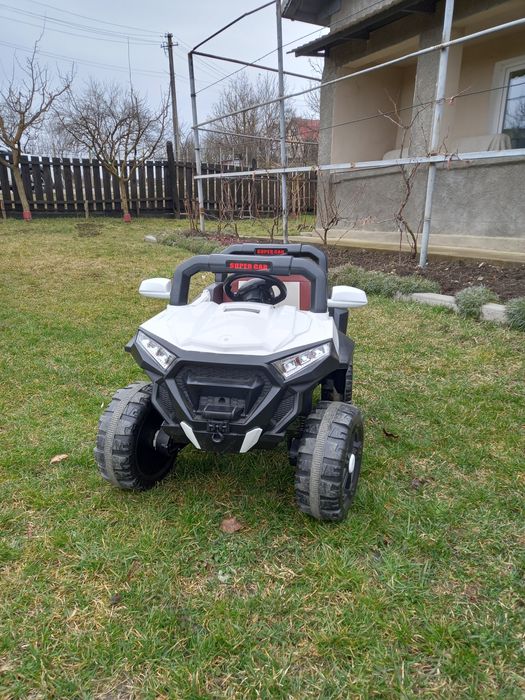 Mașină electrică pentru copii.