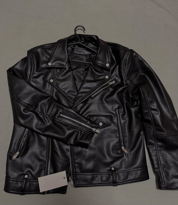 Кожено яке, дънки и блузи