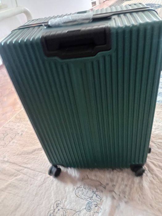 Продам большой чемодан