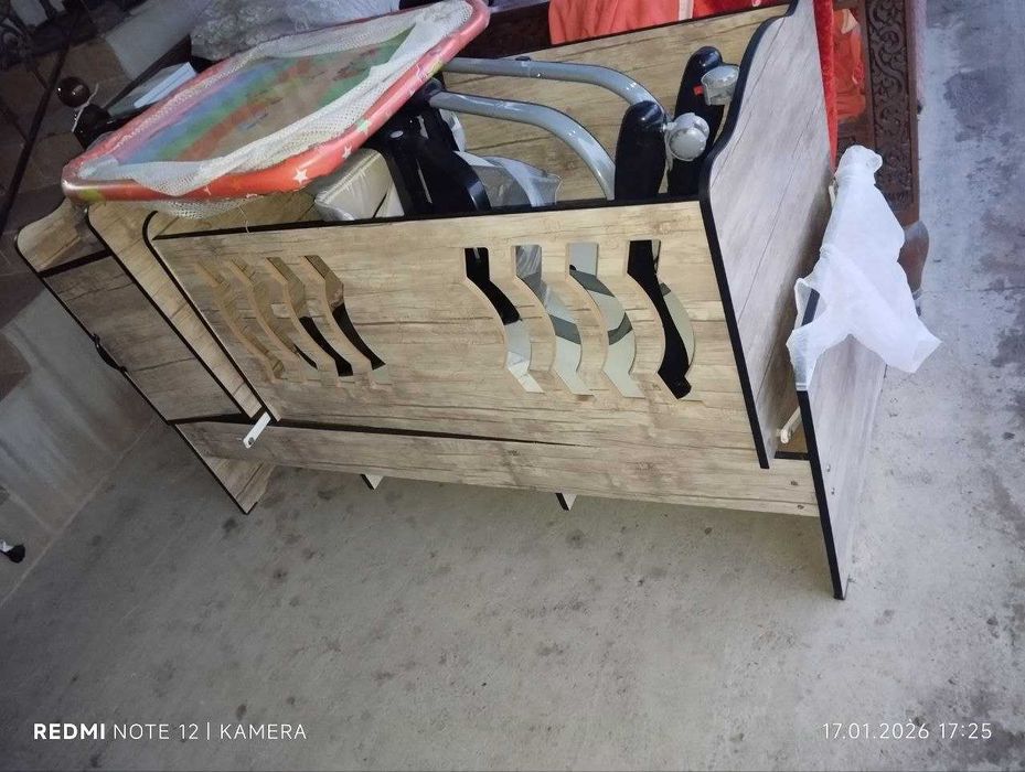 Продаётся детская кровать в комплекте с аксессуарами