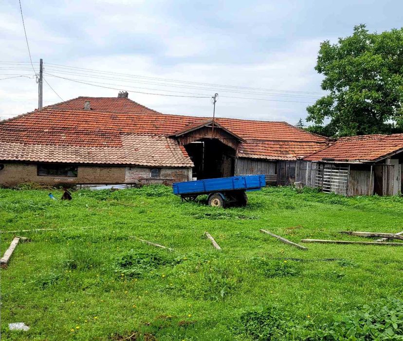 Къща в село Избеглии