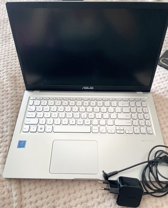 Vând laptop ASUS VivoBook X515MA, în stare foarte bună, folosit pentru activități ușoare (internet, filme, Office).
