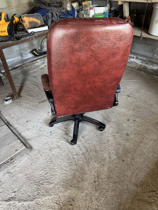 Кресло кожанный.