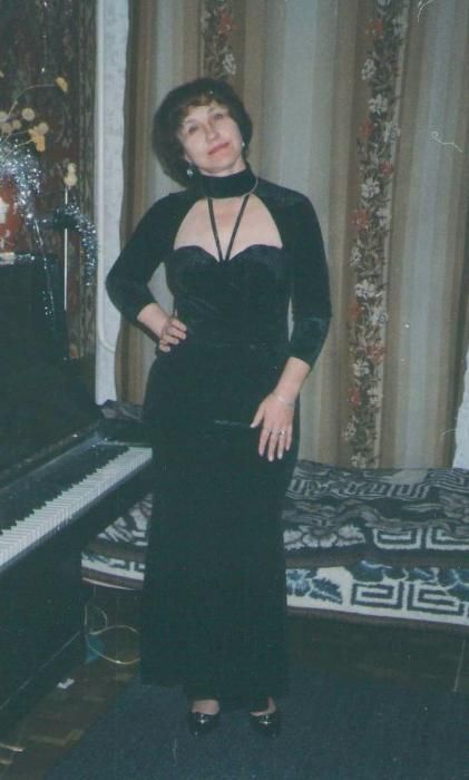 Вечернее платье из черного бархата