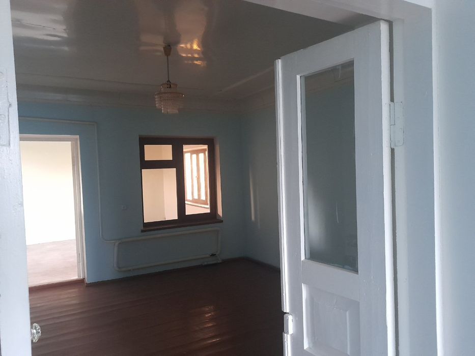 Gaz, svet ,suv va issiq suv mavjud