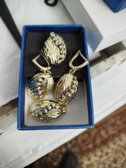 Бежутерия большой кулон под золото.