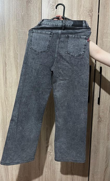 Джинсы продаются