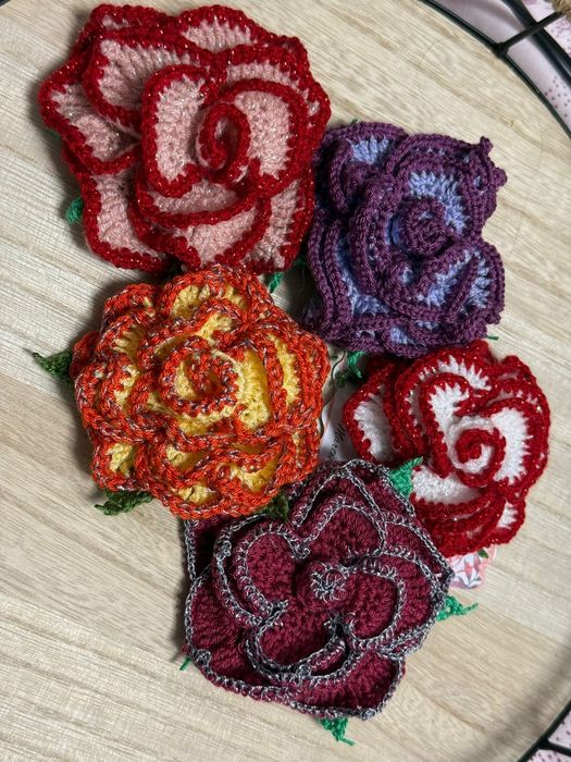 Brosa Trandafir Mov cu Insertii Argintii Handmade Tricotat