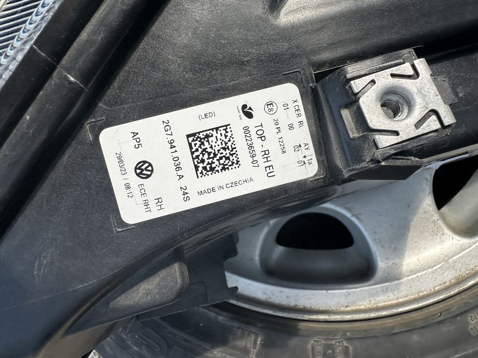 VW Taigo 23г десен фар IQ Led ОеМ