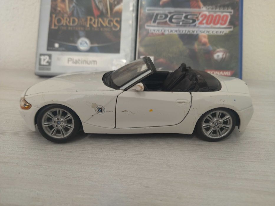 Метална количка BMW Z4 (1/24) + 2 бр. игри за Playstation 2 !!!