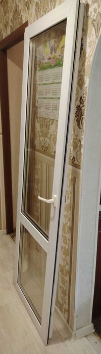 Продам балконную пластиковую дверь