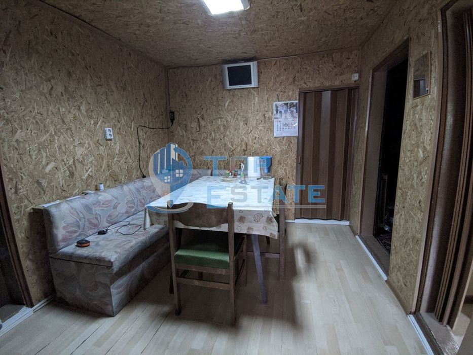 Тухлена обзаведена къща с магазин в село Сушица