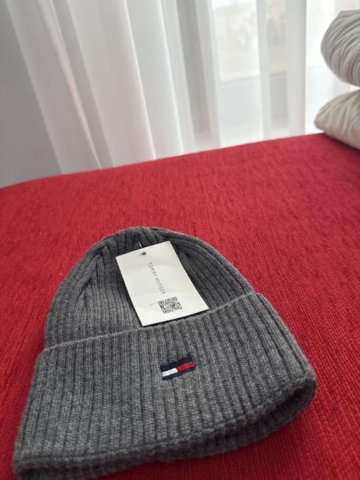 Vand caciula Tommy Hilfiger lana noua cu eticheta