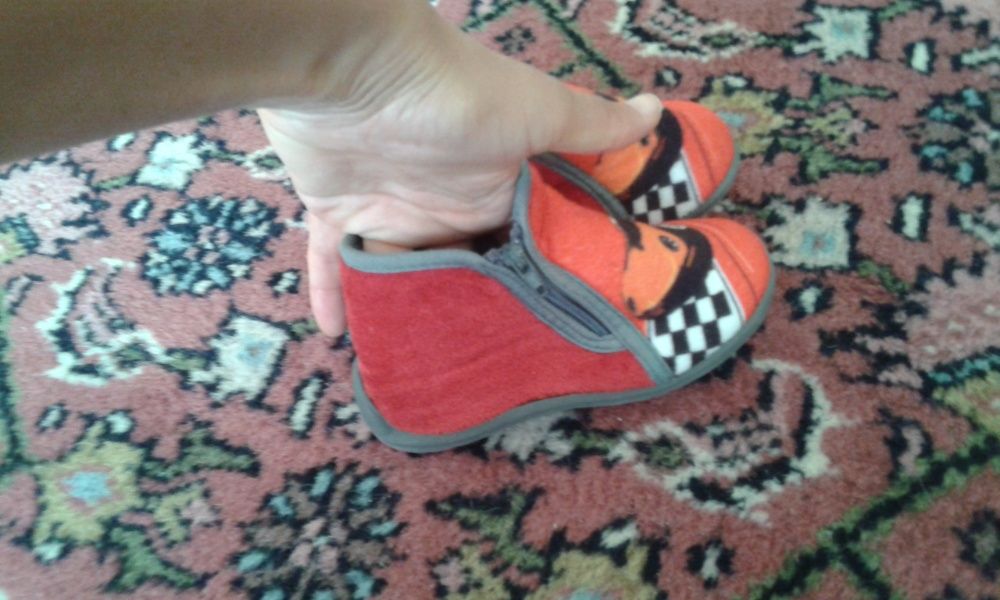 детски зимни пантофи и боти за момче