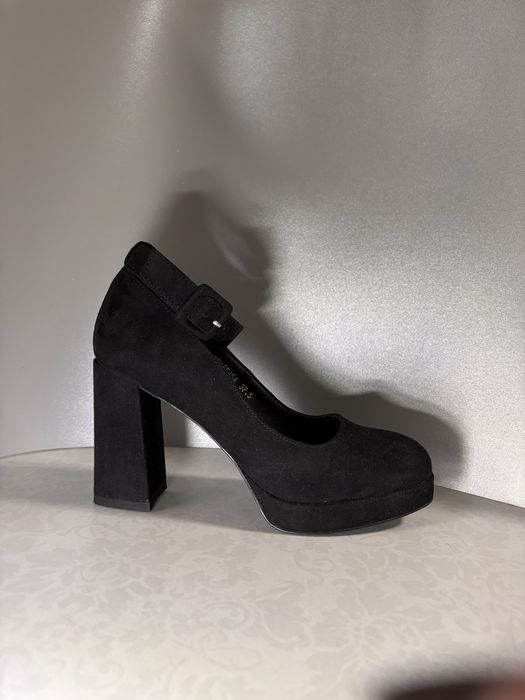 Замешвые туфли с ремешком на толстом каблуке