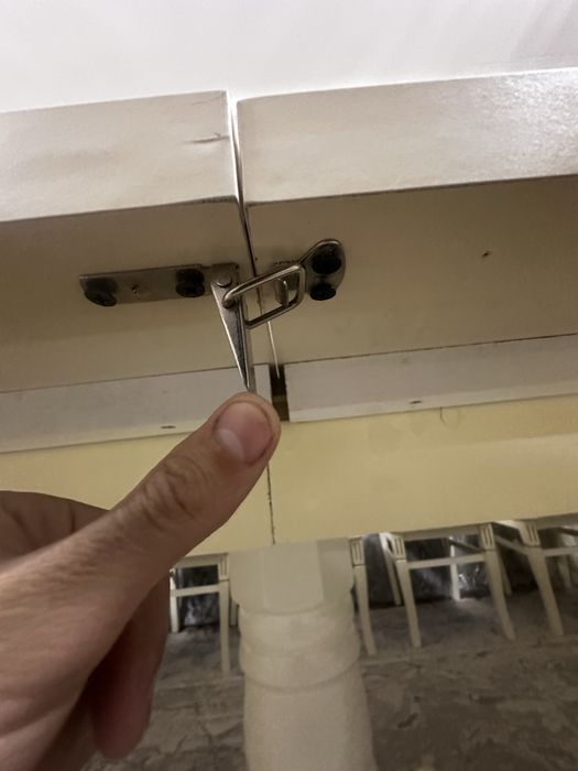 Гоостнинный стол с стулями.