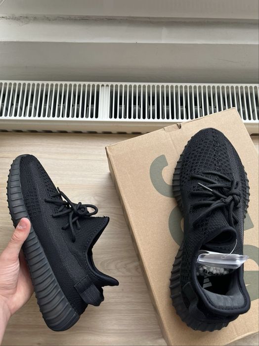 Yeezy 350 ,,V2 Onyx”-noi, nefolositi