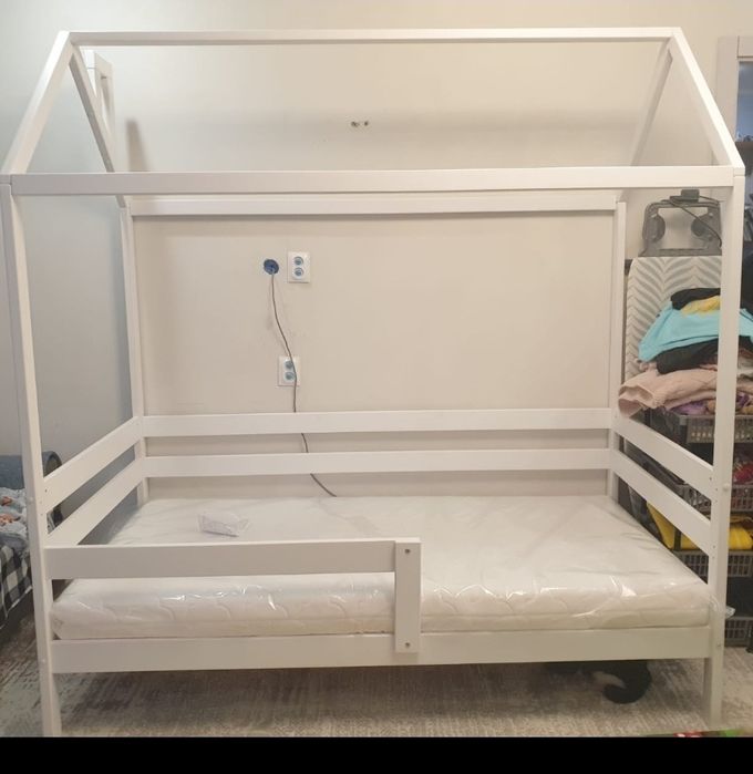 Продам кровать домик