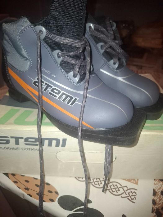 Продам лыжные ботинки