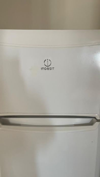 Продам б/у холодильник Indesit с морозильным отсеком