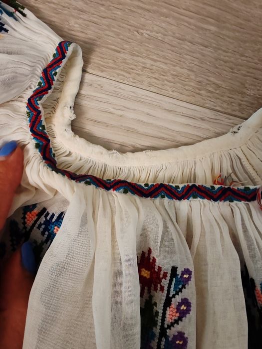 Ie veche/port popular /Camasa autentică