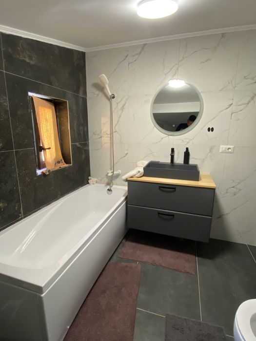 Închiriez apartament cu 2 camere în Roman