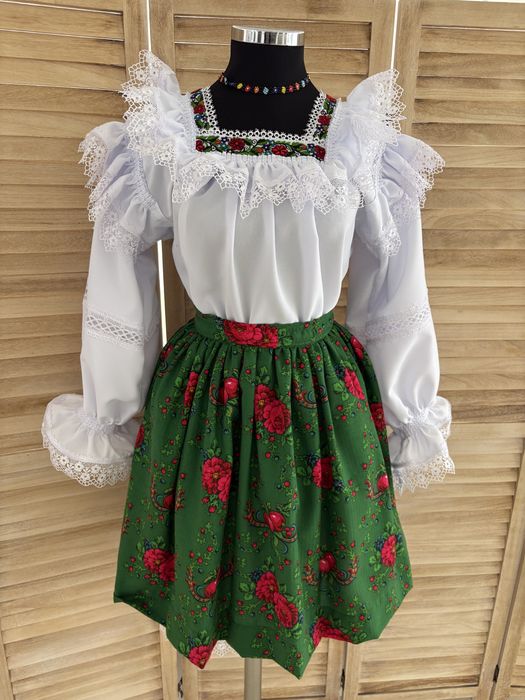 Costum tradițional de Maramureș pentru femei culoarea verde