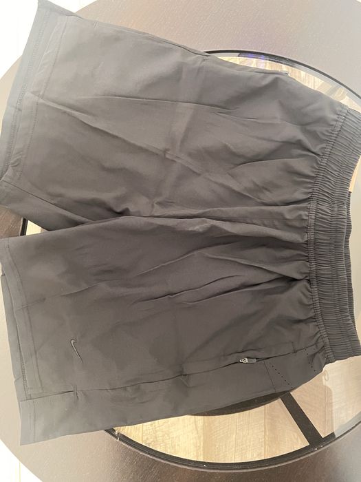 Vand pantaloni scurti nike dri-fit 2 bucati. Fiecare bucata este 80 de lei!