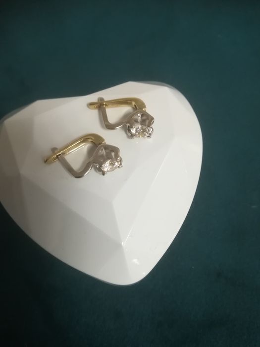 Золотые серьги с бриллиантами.