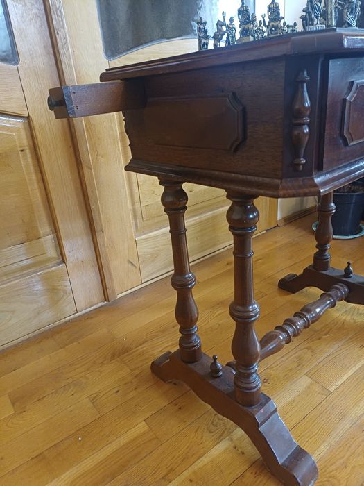 Masa de șah vintage din lemn masiv și piese de șah metalice.