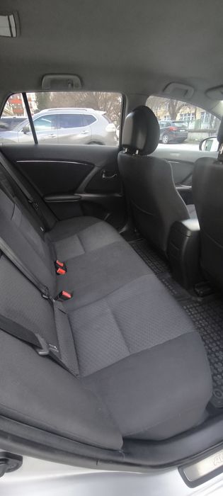 Продавам Toyota Avensis