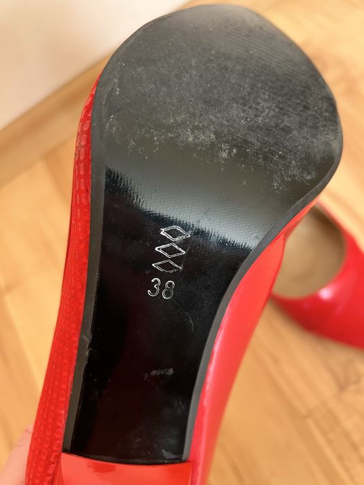 Елегантни червени обувки