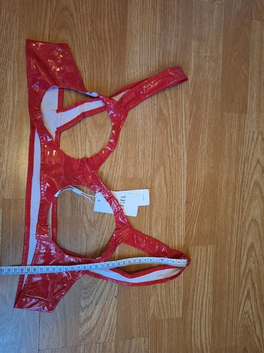 Sutien decupat din PVC rosu lucios