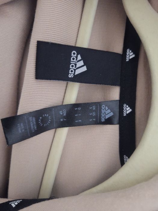 Vând trening Adidas, de culoare bej!