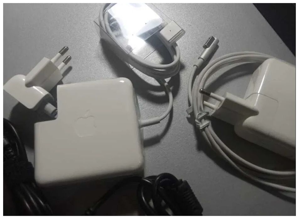 на MacBook 85W - зарядка, блок питания .