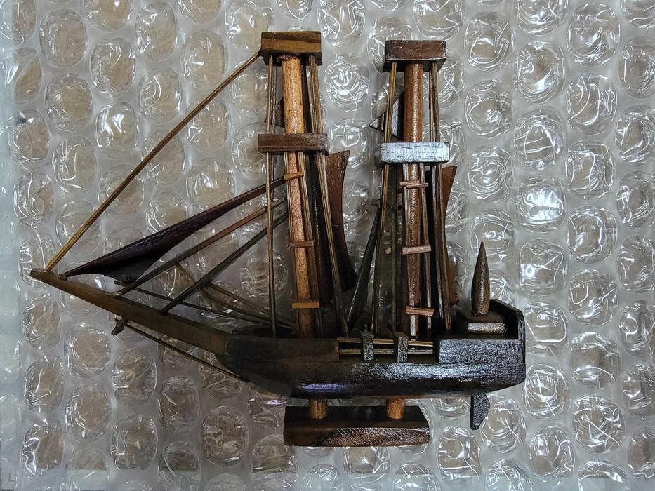 Дървена миниатюра на кораб – ръчна изработка