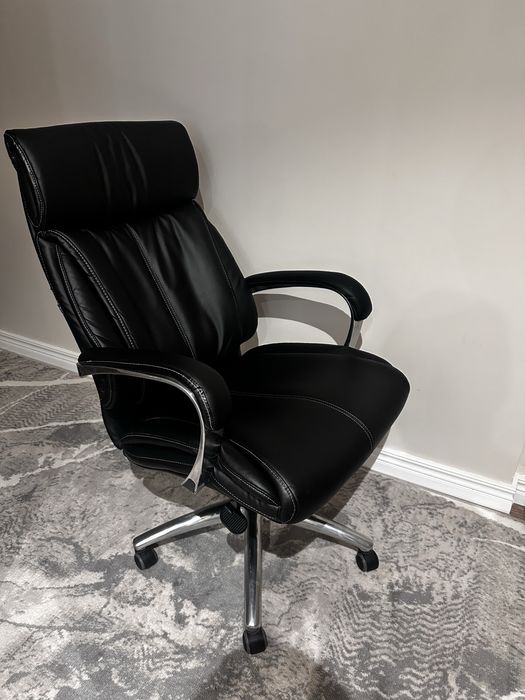 Офисное кресло, кожзам, в отличном состоянии