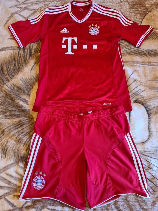 Tricou cu pantaloni scurt Bayern Munchen marimea M Adidas