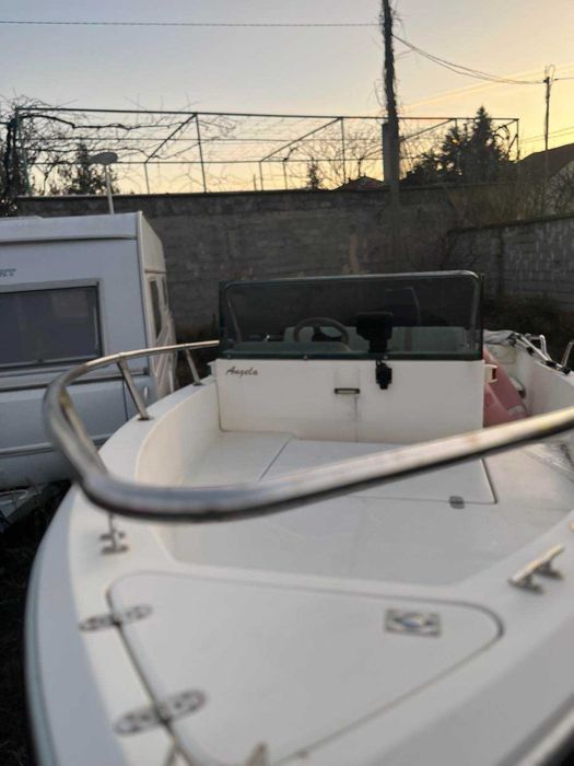 Продавам моторна лодка