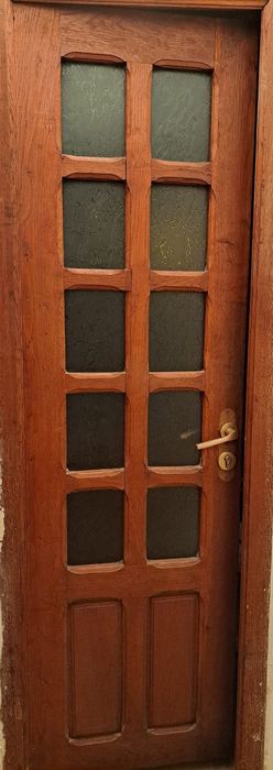 Vând 6 uși din lemn de brad