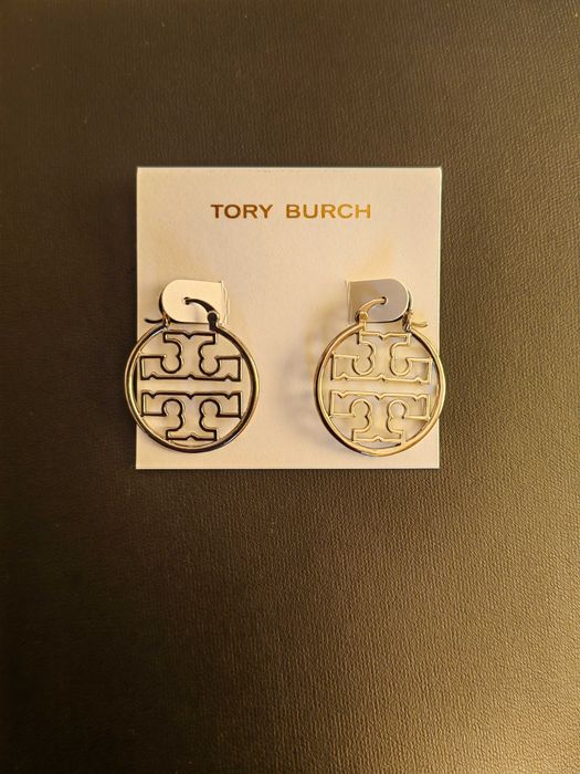 Сребристи висящи обеци на Tory Burch - logo round earrings