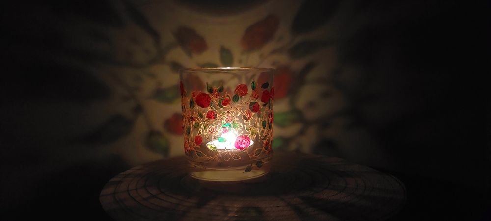 Ръчно рисувана ваза или свещник