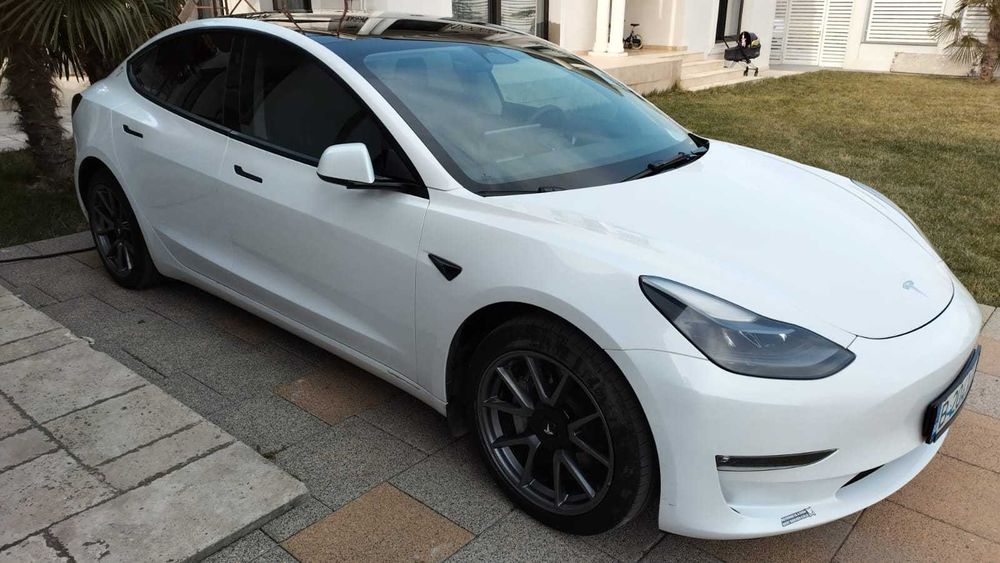 Tesla Model 3 Dual Motor Long Range 2022 - proprietar de noua