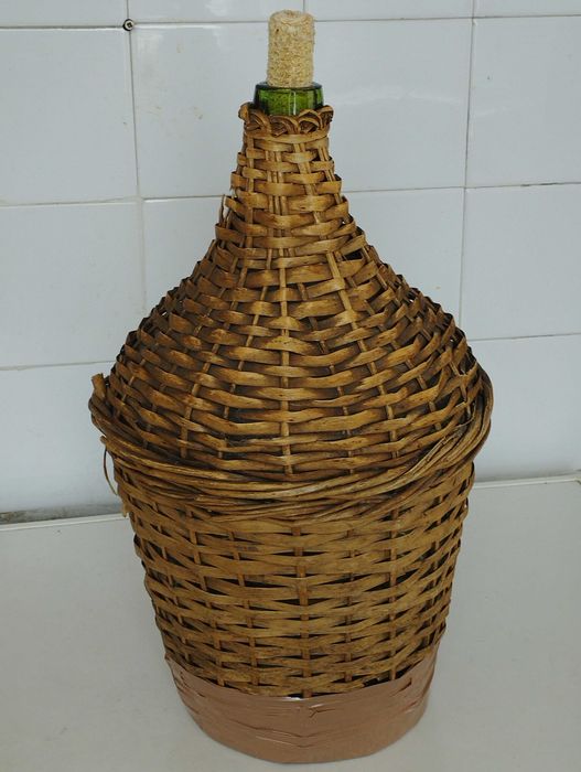 Голяма дамаджана 10 литра.Туба 25 и 28 литра.Бутилка 19 литра.